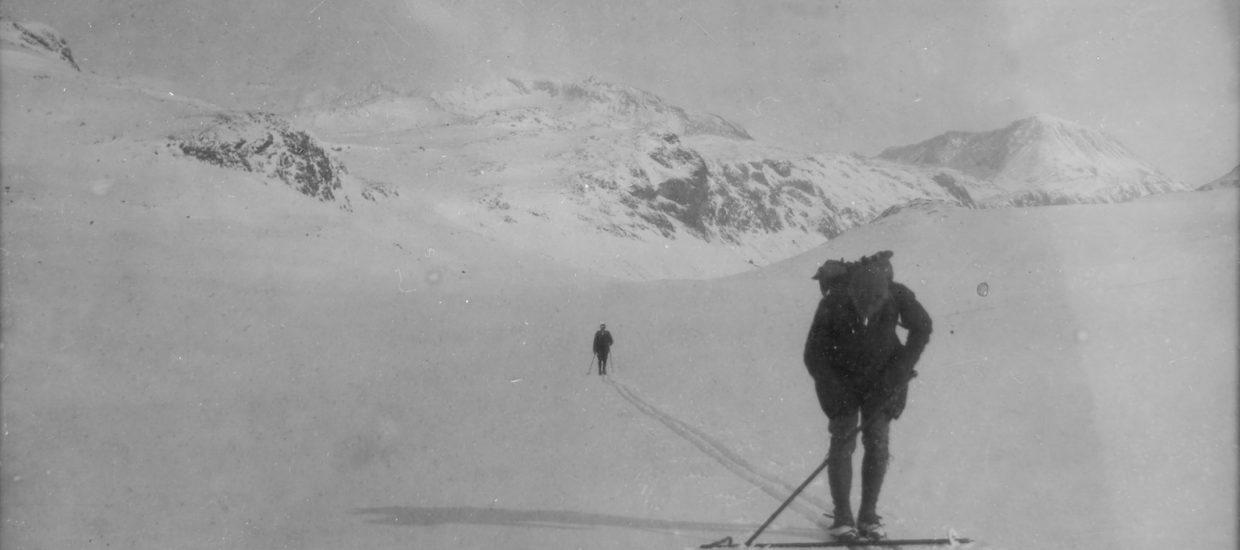 To skiløpere med fjell i bakgrunnen