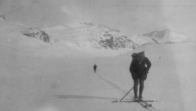 To skiløpere med fjell i bakgrunnen