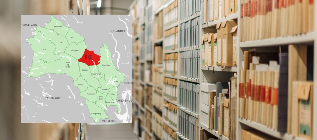 Arkivreol med brune og røde protokoller og grå arkivbokser. Innfelt er et grønt kart av Buskerud fylke med Flå kommune uthevet i rødt